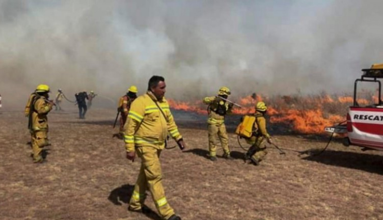 Los bomberos siguen combatiendo dos grandes focos de incendio en las sierras de Córdoba