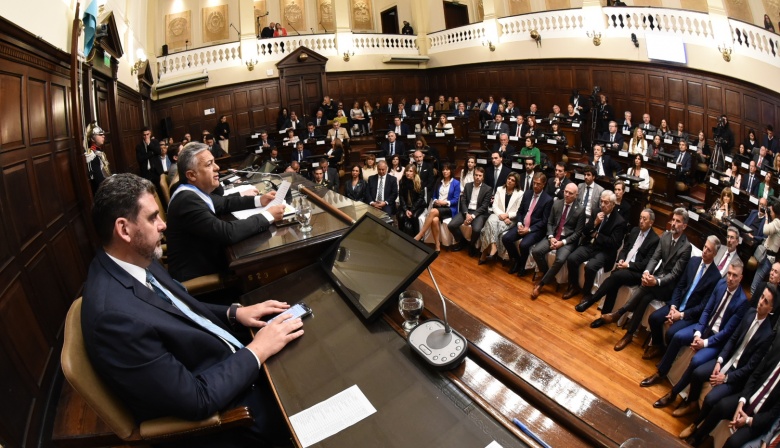 Cornejo prometió diversificar la matriz productiva ante la Asamblea Legislativa.