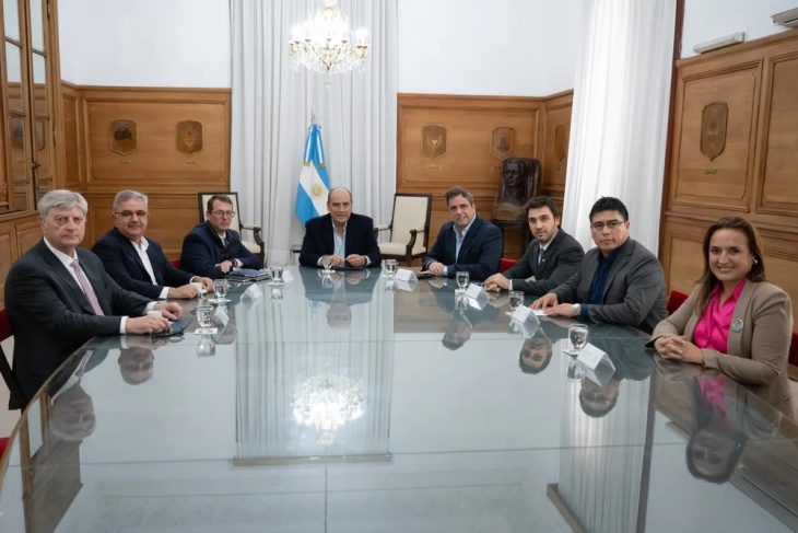 Guillermo Francos junto a un grupo de Gobernadores 
