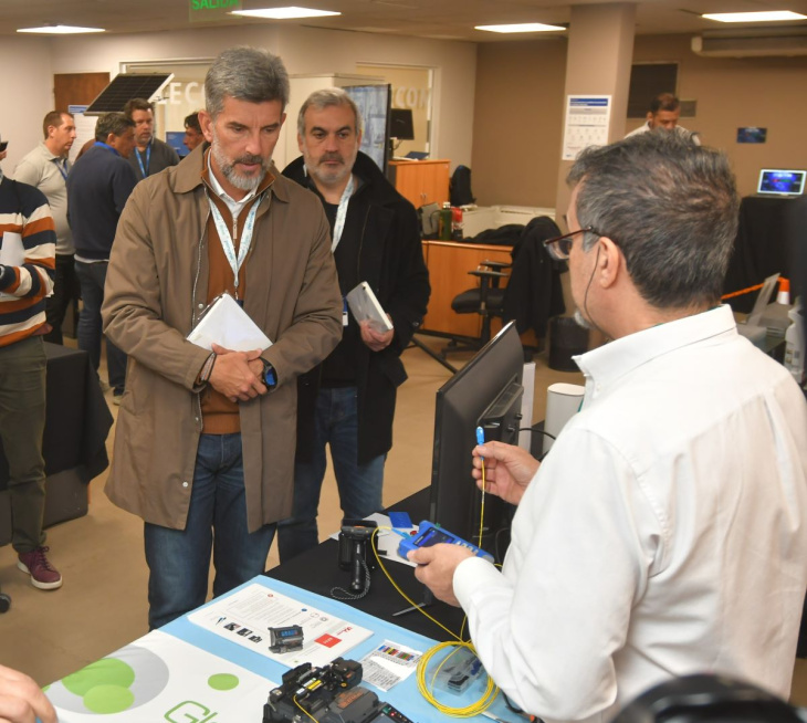El intendente Ulpiano Suarez recorrió el encuentro organizado por Telecom