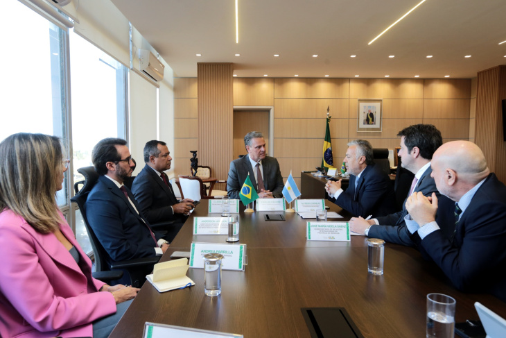 El gobernador Alfredo Cornejo durante la reunión con el ministro brasileño