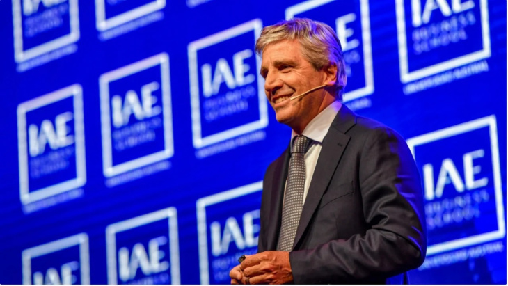 Luis Caputo durante su exposición en el evento de IAE