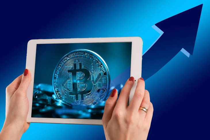 El bitcoin supero los 122 mil dólares