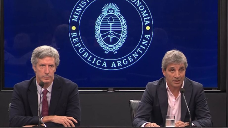 Luis Caputo y Santiago Bausili quemaron todos los libros libertarios para calmar el dólar