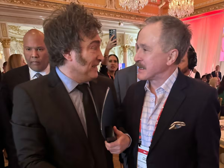 Javier Milei junto a Peter Lamelas en la residencia hotel de Donald Trump en Florida