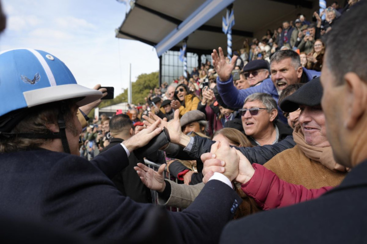 Javier Milei recibido efusivamente por los asistentes a La Rural
