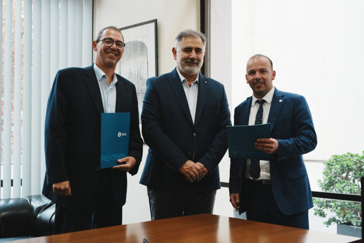 Fabian Gregorio, CEO de PSJ (centro) junto a los directivos del Banco Nación durante la firma del convenio