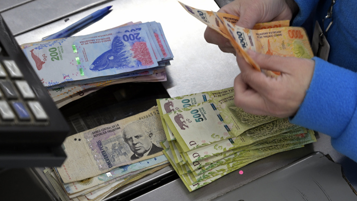 El Gobierno busca seguir sacando pesos de plaza sin importar el costo