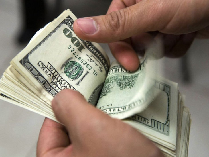 El gobierno ve tambalear su programa de bandas para controlar el dólar