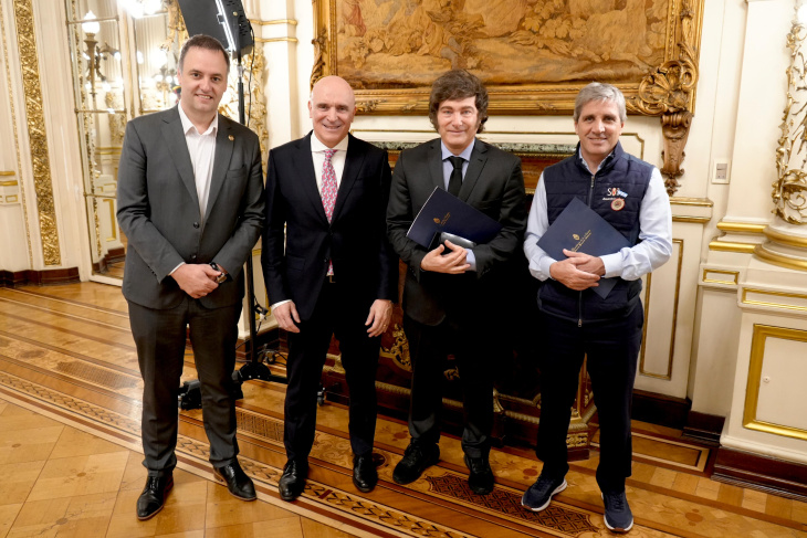 El presidente Javier Milei junto a Manuel Adorni, Luis Caputo y José Luis Espert que debe habilitar el tratamiento del Presupuesto.