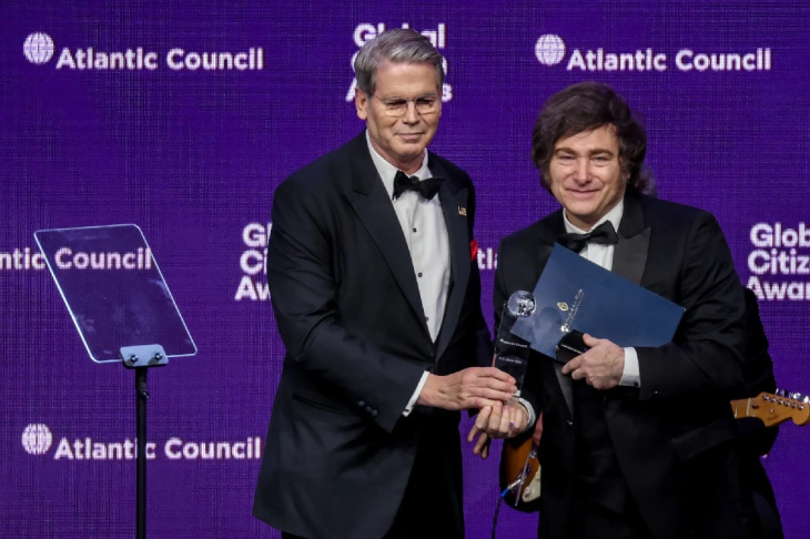 Scott Bessent junto a Javier Milei en Nueva York