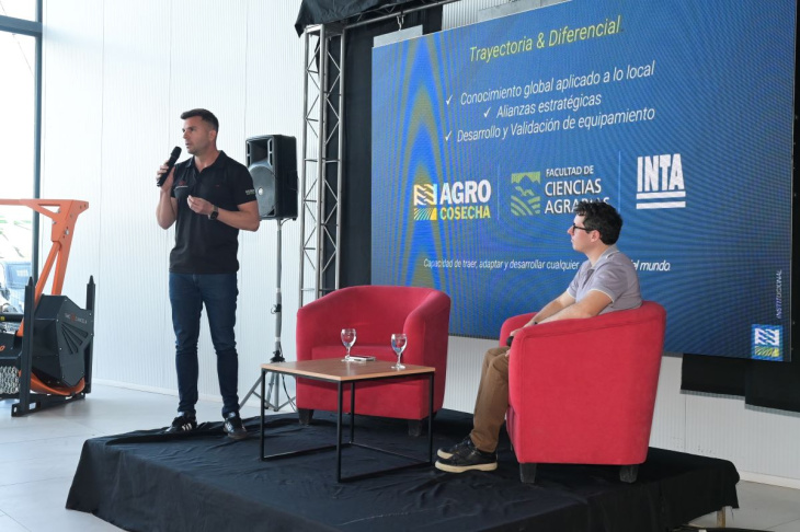 Lucas Gilbert (de pie) junto a Nicolás Giorlando durante la disertación.