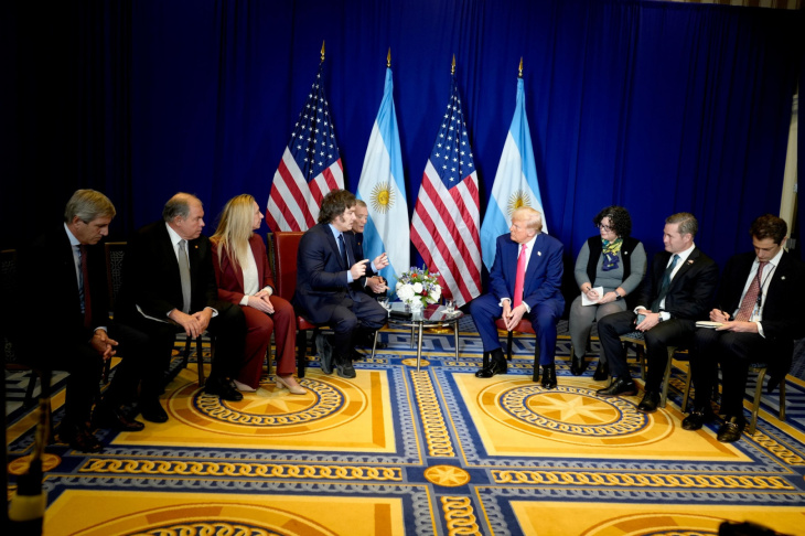 Antes de la nueva reunión Milei-Trump el Tesoro estadounidense salió al rescate del equipo económico