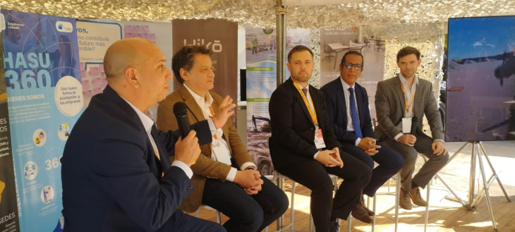 El debate en el stand de HASU, servicios mineros, se centro en la incidencia de los resultados electorales en la Industria