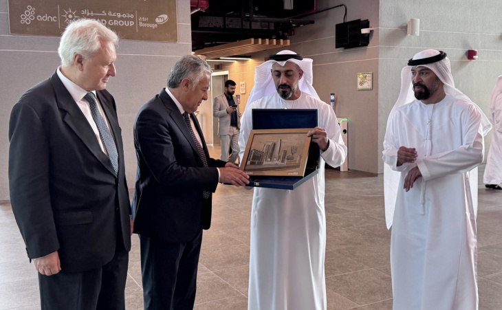 Alfredo Cornejo junto a Mohamed Al Khodr Al Ahmad y lo respectivos embajadores