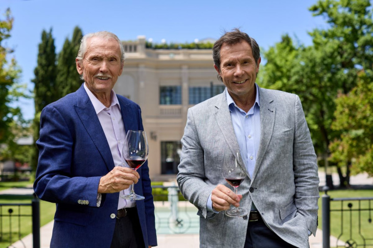 Alberto Arizu padre e hijo en la entrada de Finca El Paraiso