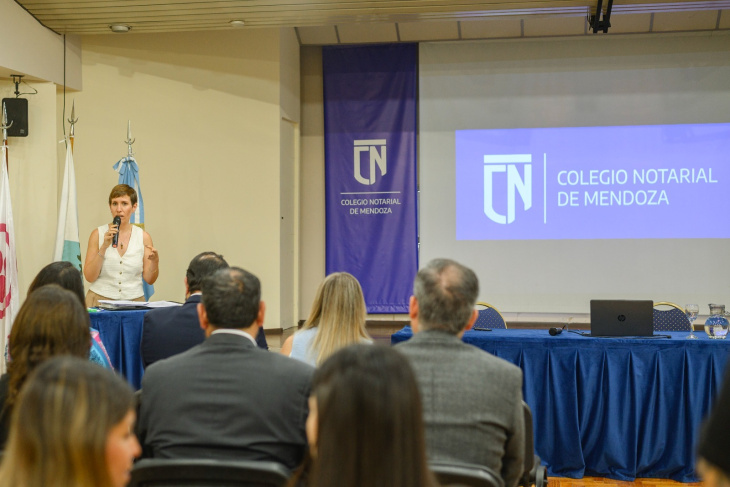 Jimena Latorre durante su disertación