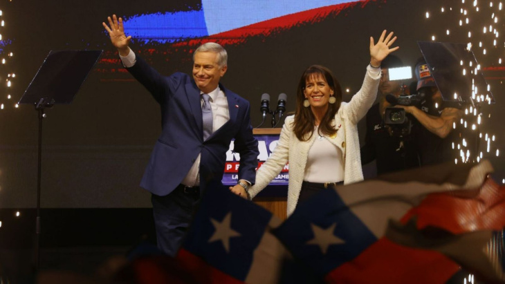 José Antonio Kast junto a su esposa saluda a sus seguidores después de la victoria