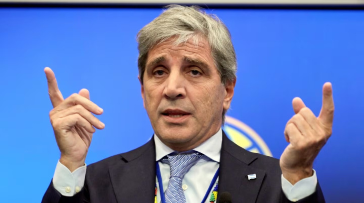 Luis Caputo cambio de idea. Acelera devaluación y busca reservas