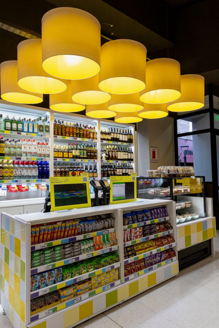 El nuevo local céntrico incorpora tecnología de self check out para agilizar las compras