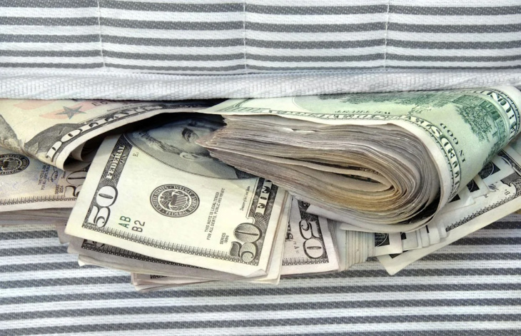 El Gobierno busca los dólares del colchón