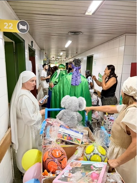 La hermana Norma y los Reyes en el Notti entregando los regalos a los niños internados