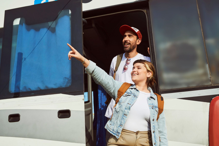 Viajar en micro se consolida como una opción económica y segura para el festival.