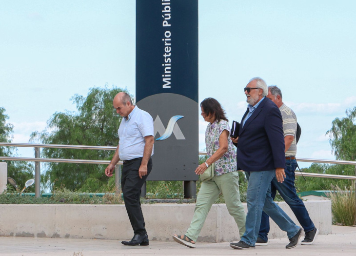 Grupo de los denunciados ingresando al Polo Judicial para notificarse de la imputación