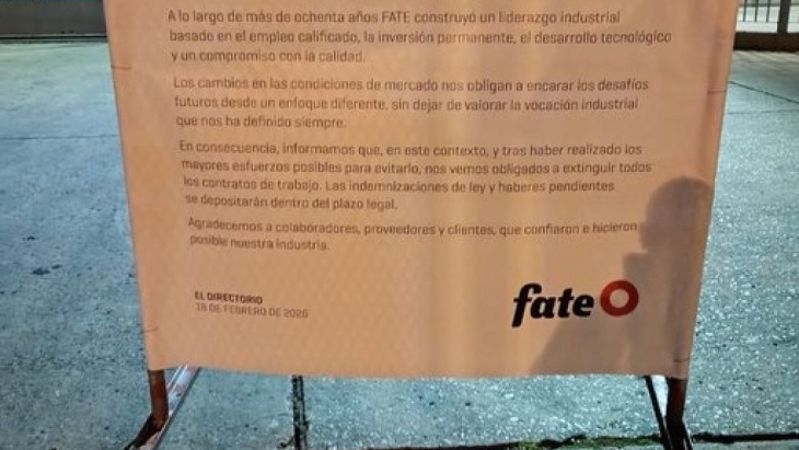 El personal de Fate se entero del cierre ppr un carel pegado en la entrada