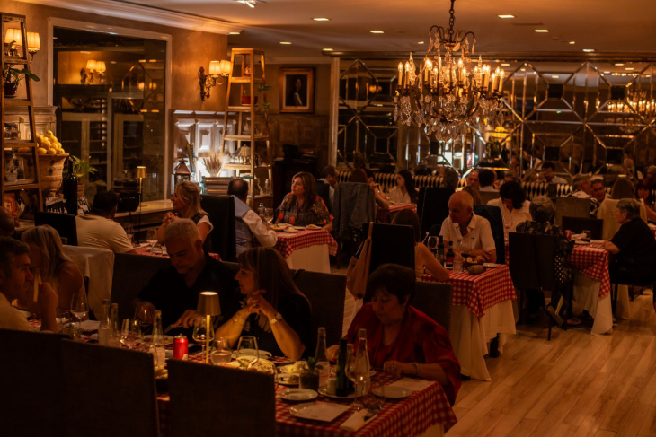 El modelo integra hotelería, gastronomía, bienestar y entretenimiento.