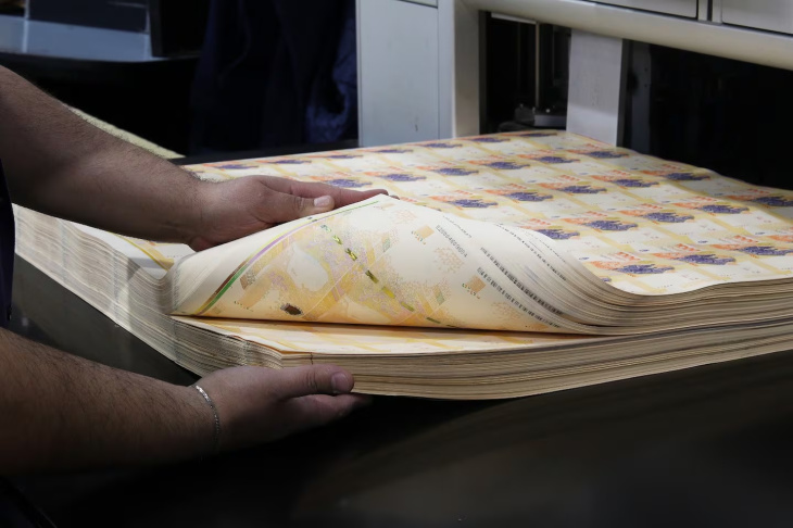 Los billetes de peso argentino recuperan valor frente al dólar