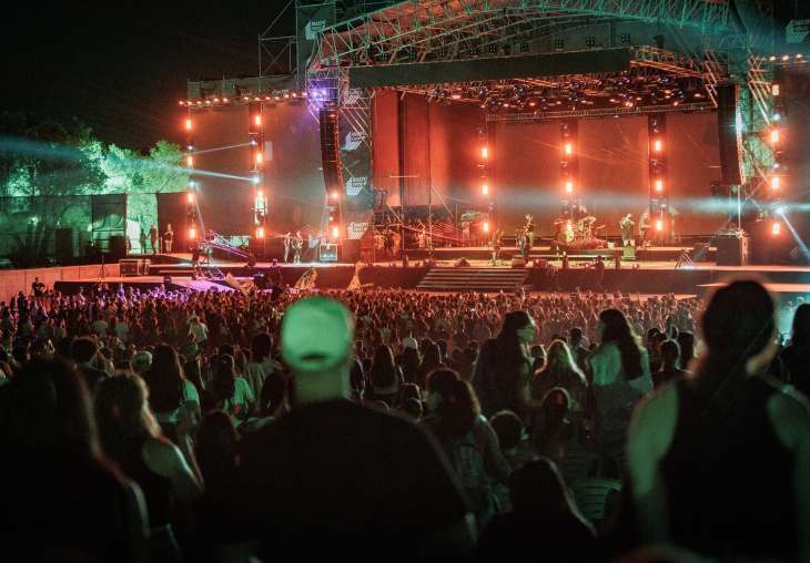 El evento combina vino, gastronomía, música y producción local.