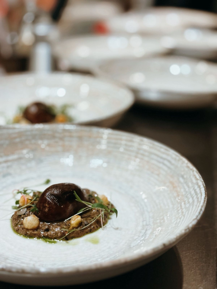 Chefs reconocidos diseñan menús únicos en cada edición.