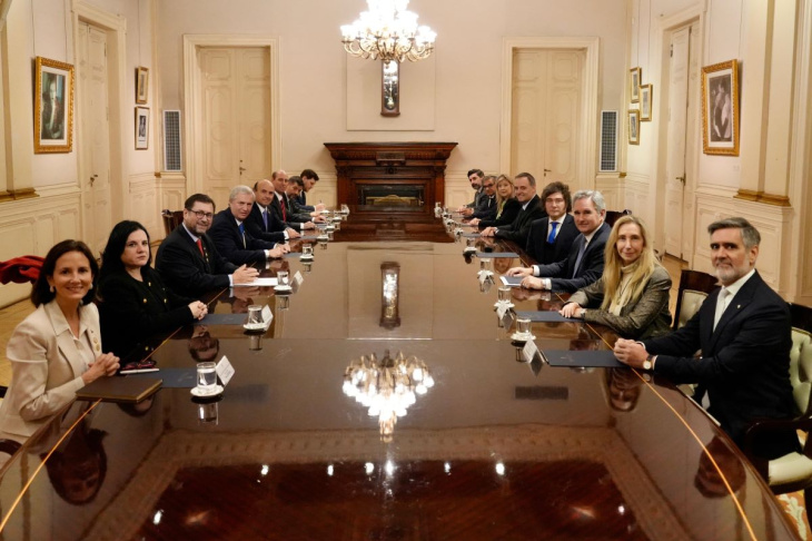 José Antonio Kast y Javier Milei con sus equipos ministeriales durante la reunión en la Rosada