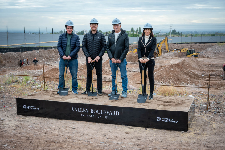 Mario Groisman y sus hijos Julian y Carolina Groisman junto al intendente de Luján de Cuyo, Esteban Allasino