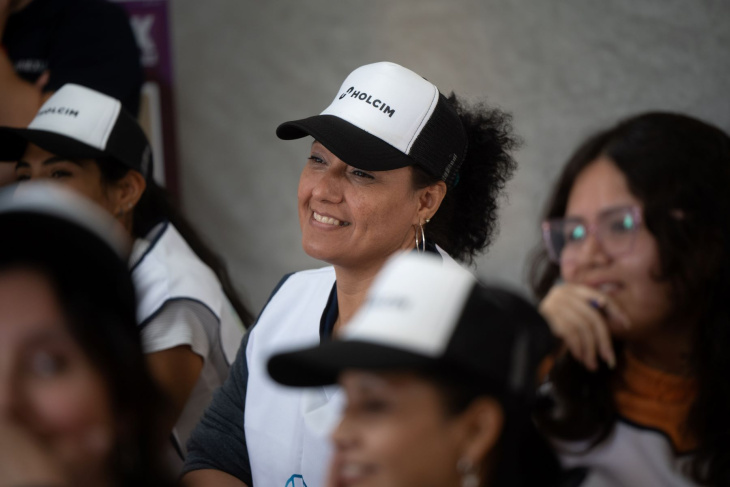 El programa busca mejorar la inserción laboral femenina.