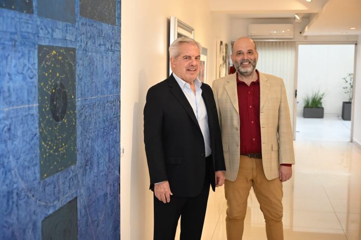 José Llambí, presidente de Nix Valores y Daniel Rueda, curador de la muestra posan junto a una obra de Antonio Sarelli