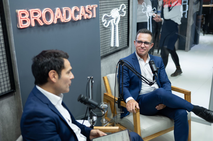 La empresa impulsa programas de reciclaje y reducción de emisiones.