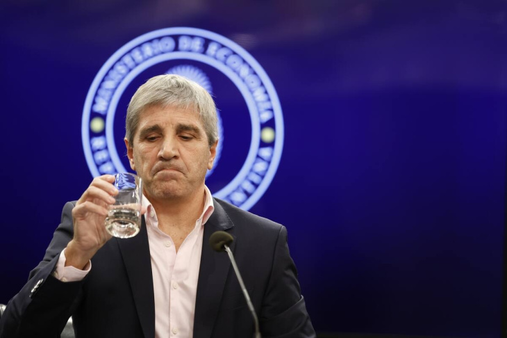 Luis Caputo entran divisas pero no alcanzan y la economía no arranca