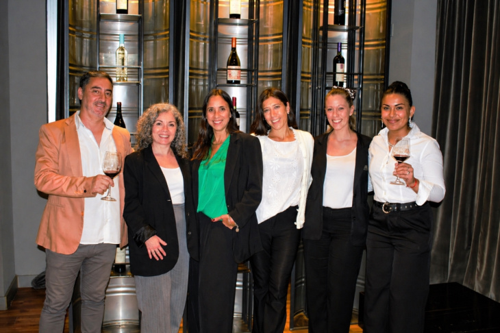 Los  equipos de Esplendor by Wyndham y la bodega Atilio Avena que prepararon el evento