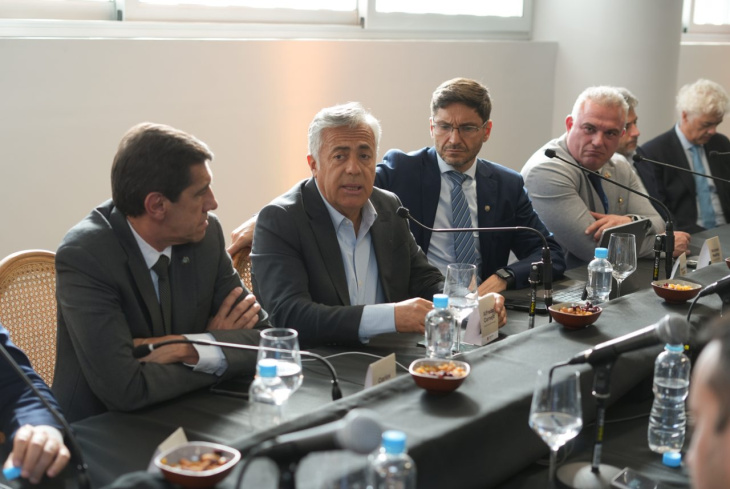 Alfredo Cornejo junto a los gobernadores en la presentación de la Mesa Federal Minera