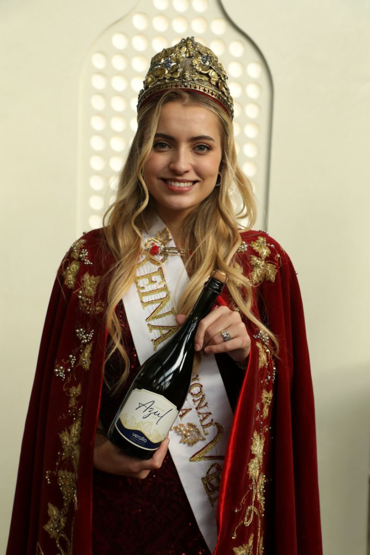 La botella homenajea a la Reina Nacional de la Vendimia 2026, Azul Antolinez.