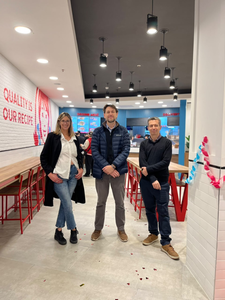 Jesica Lois (Center Manager Mendoza Shopping), Marcos Micerda (gerente general Wendy’s Argentina) Facundo Legras (gerente de Operaciones Wendy’s Argentina)