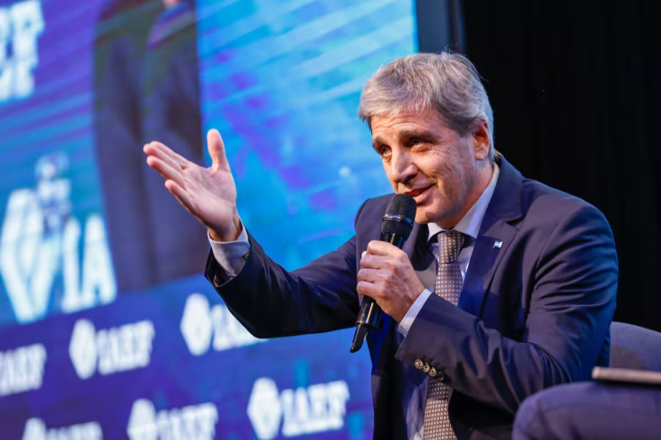 Luis Caputo, junta dólares pero se escapan rápido