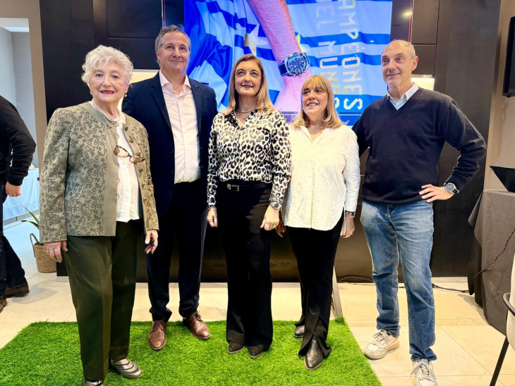 La familia Vendemmia junto al representane de Victorinox, durante la presentación