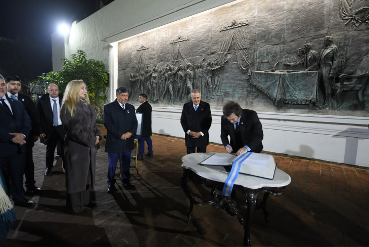 Javier Milei firma el libro de la Casa de Tucumán