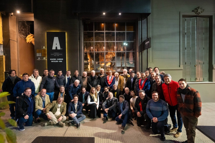 Los socios del Club en la tradicional foto grupal en la puerta de Autentico