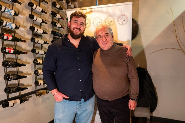 El anfitrión Luan Fernández junto a Walter Bressia