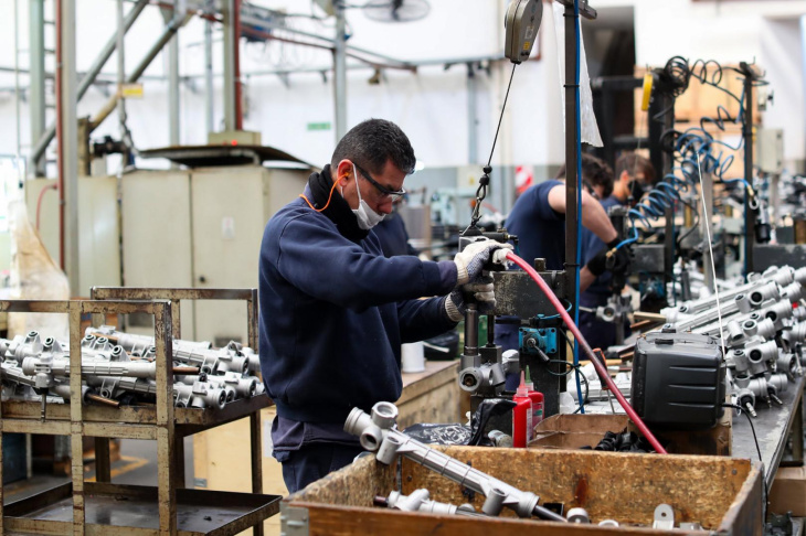 La actividad económica mejora pero en forma despareja, la actividad industrial sigue en problemas