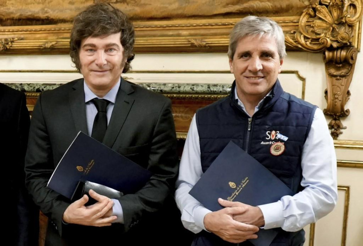 Javier Milei y Luis Caputo, la FED sube tasas y complica el plan argentino